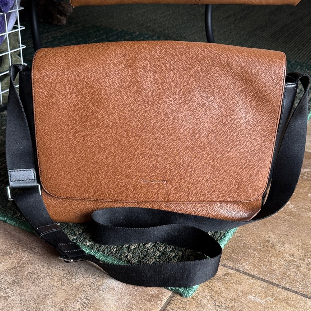 Michael Kors - Mason Explorer Messenger bag